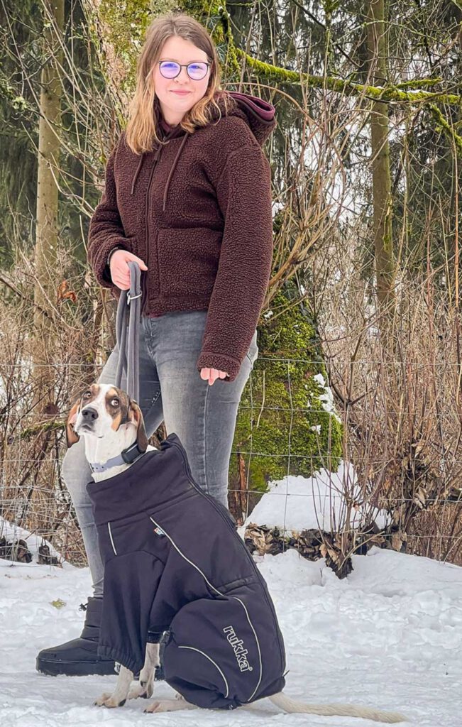 Hundeführerin arbeitet mit ruhigem Schulhund