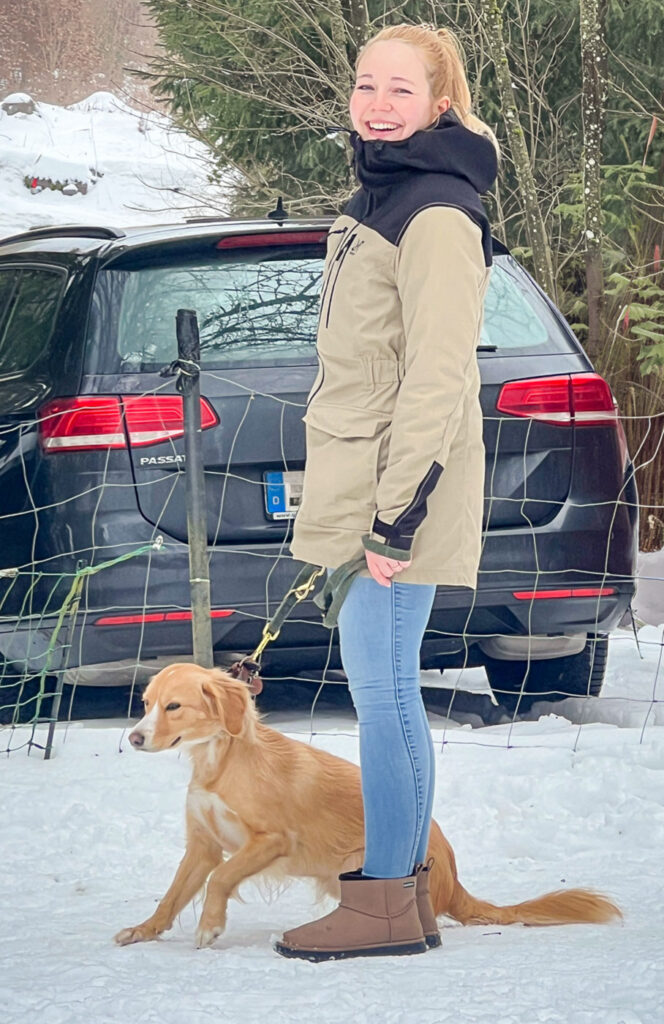 Hundeführerin arbeitet mit ruhigem Schulhund